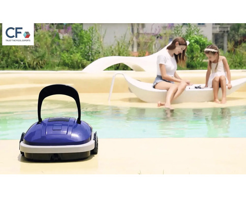 Poolroboter vor einem Pool mit zwei Personen
