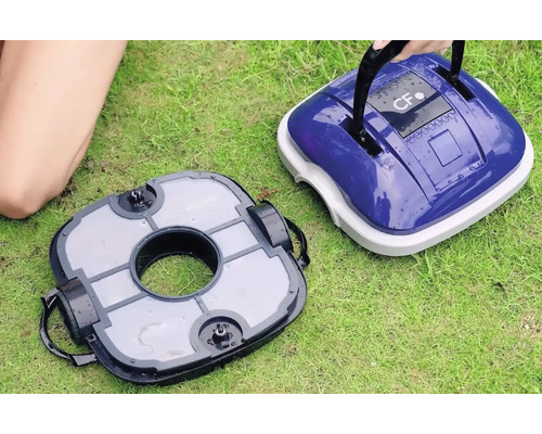 Automatische Schwimmbadreiniger und Filter auf dem Rasen