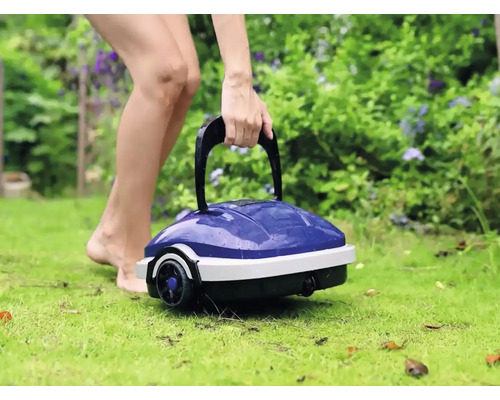 Person trägt Poolroboter im Garten