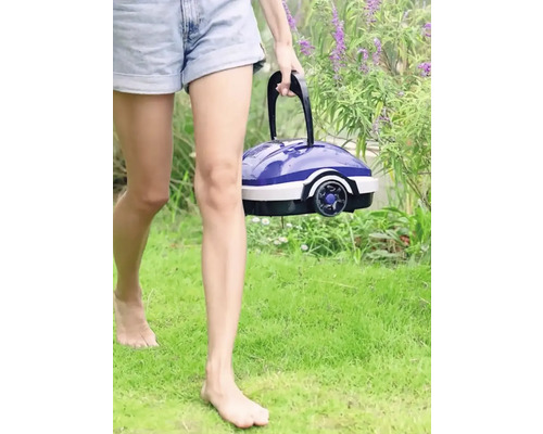 Eine Person trägt einen automatischen Poolreiniger im Garten.