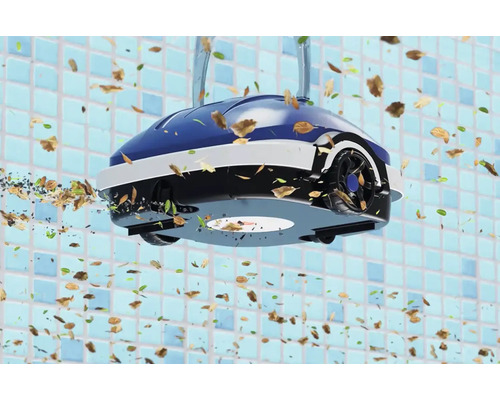 Poolreinigungsroboter bei der Reinigung von Blättern und Schmutz