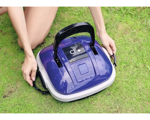 Automatische Poolreinigungsmaschine auf Rasen