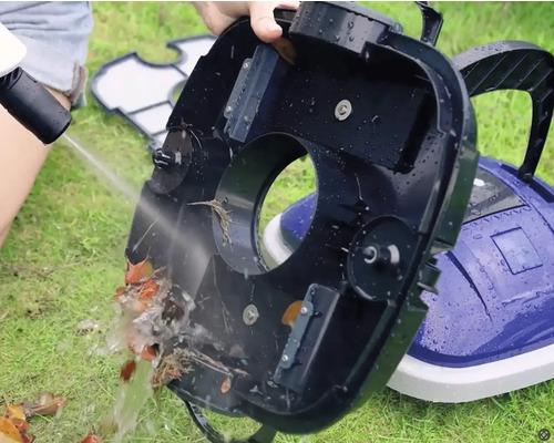 Reinigung eines Poolroboters mit Wasser