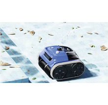 Poolreinigungsroboter im Einsatz im Schwimmbecken