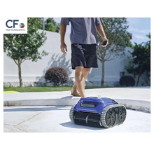 Schwimmbadreinigungsroboter mit Person im Hintergrund