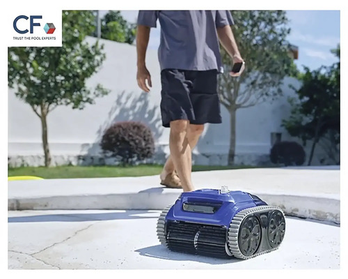 Schwimmbadreinigungsroboter mit Person im Hintergrund