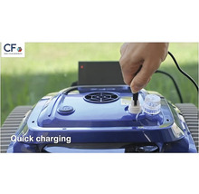 Ein Poolreinigungsroboter wird mit einem Ladekabel aufgeladen