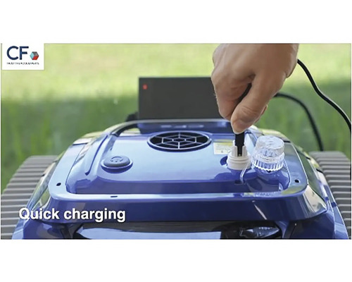 Ein Poolreinigungsroboter wird mit einem Ladekabel aufgeladen