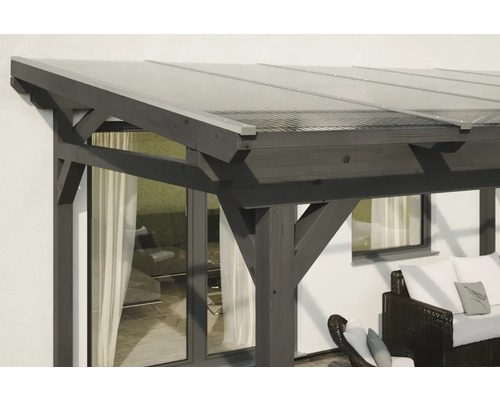 Detailansicht einer Holzpergola mit transparenter Überdachung und Trägerkonstruktion