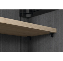 Regalboden mit Halterung an einer dunklen Wand