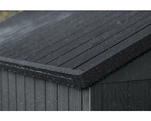 Detailansicht eines Geräteschuppendachs aus Holz bei Regen