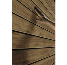 Holzfassade mit fühlbarer Oberfläche und einer Hand