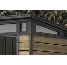 Detailansicht eines Gartenhauses mit Fenstern und Holzverkleidung.