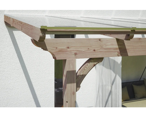 Detailansicht einer Holzpergola an einer Hauswand