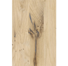 Detailansicht einer Holzplatte mit Ästen