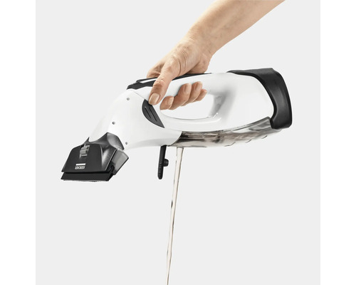 Hand hält einen Fenstersauger, der Wasser absondert