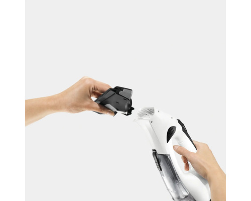 Eine Hand befestigt einen Aufsatz an einem Fensterreiniger.