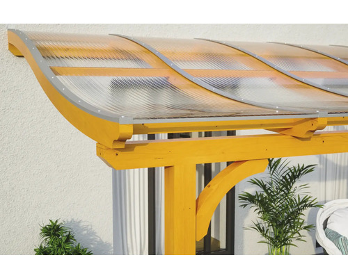 Detailansicht einer Terrassenüberdachung mit Holzkonstruktion und gewelltem Kunststoffdach