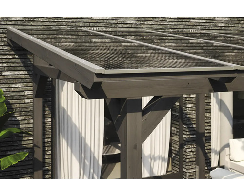 Detailansicht einer Holzpergola mit transparentem Dach und weißen Vorhängen