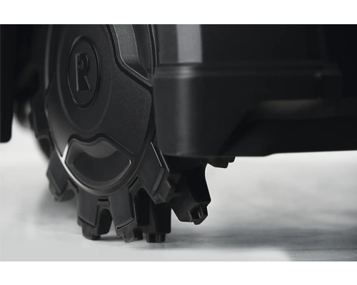 Detailaufnahme des Rads eines Rasenmähroboters