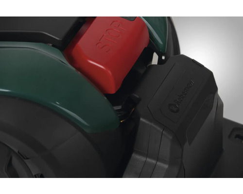 Detailaufnahme eines Rasenmähroboters mit Stopptaste und Robomow Logo.