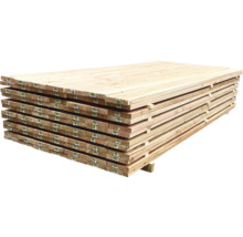 Stapel imprägnierter Terrassendielen aus Holz