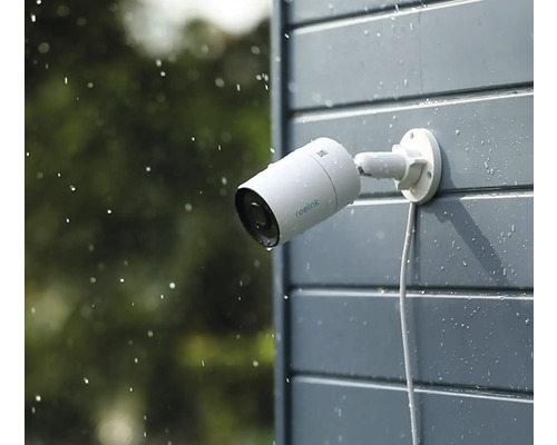 Reolink Überwachungskamera an einer Wand im Regen befestigt