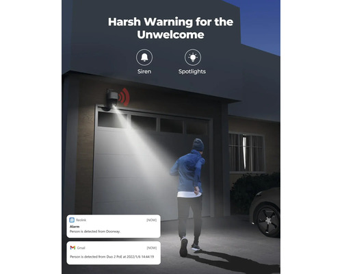 Szene mit einem Mann, der von einer Sicherheitskamera mit Sirene und Scheinwerfern beleuchtet wird, die vor einem Garagentor montiert ist.