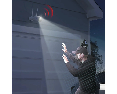 Überwachungskamera mit Scheinwerfer filmt eine Person vor einer Garage