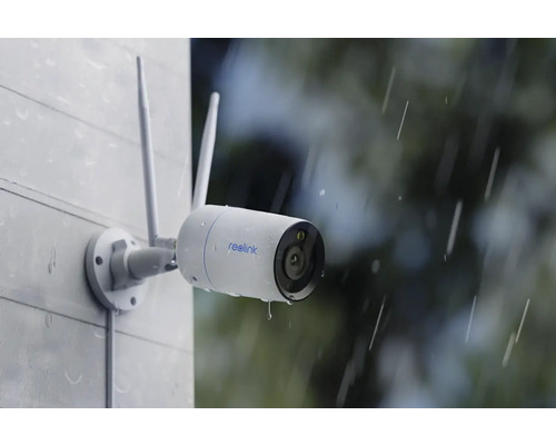 Überwachungskamera mit zwei Antennen unter Regen