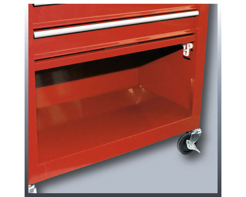 Detailansicht eines roten Werkzeugwagens mit Schubladen und offenem Fach
