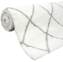 Gerollter Teppich mit geometrischem Muster