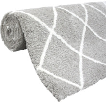 Gerollter grauer Teppich mit geometrischem Muster
