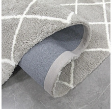 Grauer Teppich mit geometrischem Muster