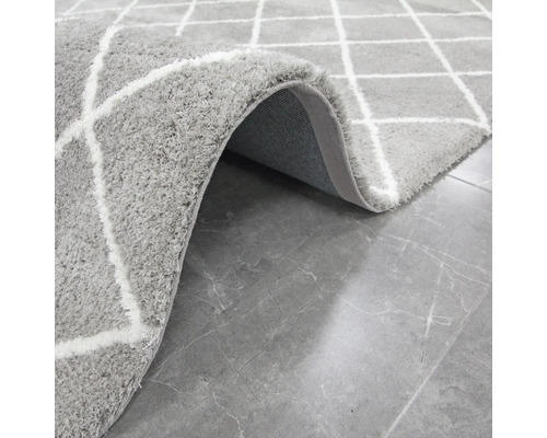 Grauer Teppich mit Rautenmuster