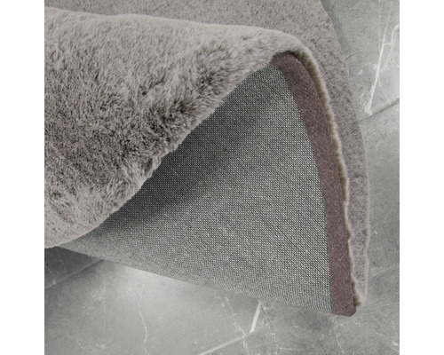 Detailansicht eines Teppichs mit Flor und Geweberückseite