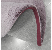 Detailansicht eines lilafarbenen Teppichs mit Flor und Textilrücken