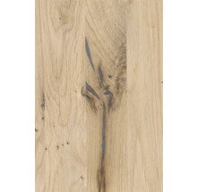 Nahaufnahme einer verleimten Eichenholzplatte mit Ästen