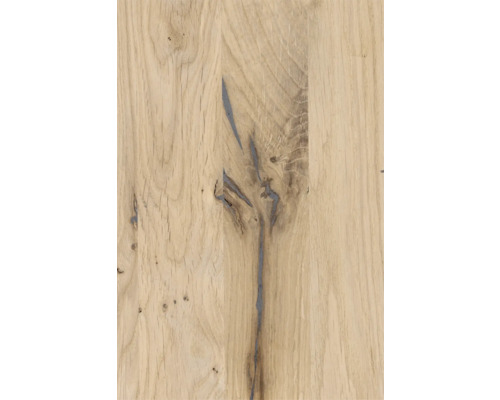 Nahaufnahme einer verleimten Eichenholzplatte mit Ästen