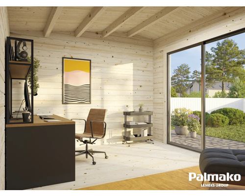 Helles Büro mit Schreibtisch, Bürostuhl und großer Fensterfront zu einem Garten