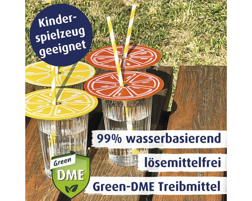 Gläser mit Getränk und Strohhalm, abgedeckt mit Deckeln im Zitrusdesign. Das Produkt ist kinderspielzeuggeeignet, zu 99 Prozent wasserbasiert, lösungsmittelfrei und enthält Green-DME Treibmittel.