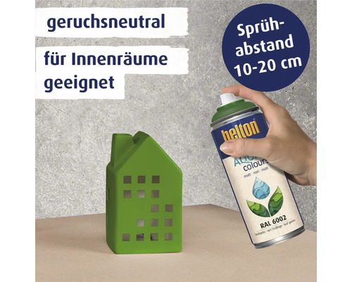 Helton Sprühlackdose Aqua Colour neben einem Hausmodell für Innenräume