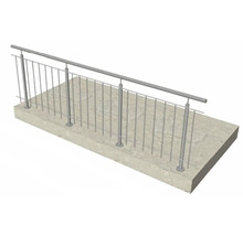 Geländer aus Metall auf Betonfläche