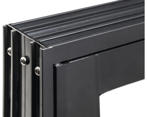 Detailansicht eines Fensterrahmens aus Aluminium