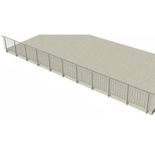 Geländer aus Metall entlang eines Gehwegs