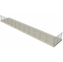 Lange Gehwegbrücke mit Metallgeländer