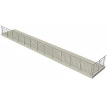 Ansicht eines langen Balkons mit Metallgeländer