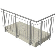 Balkongeländer aus Metall auf einem Betonsockel