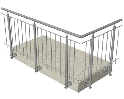 Balkongeländer aus Metall auf einem Betonsockel