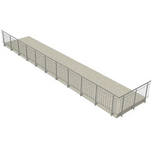 Lange Rampe mit Geländer zur barrierefreien Gestaltung